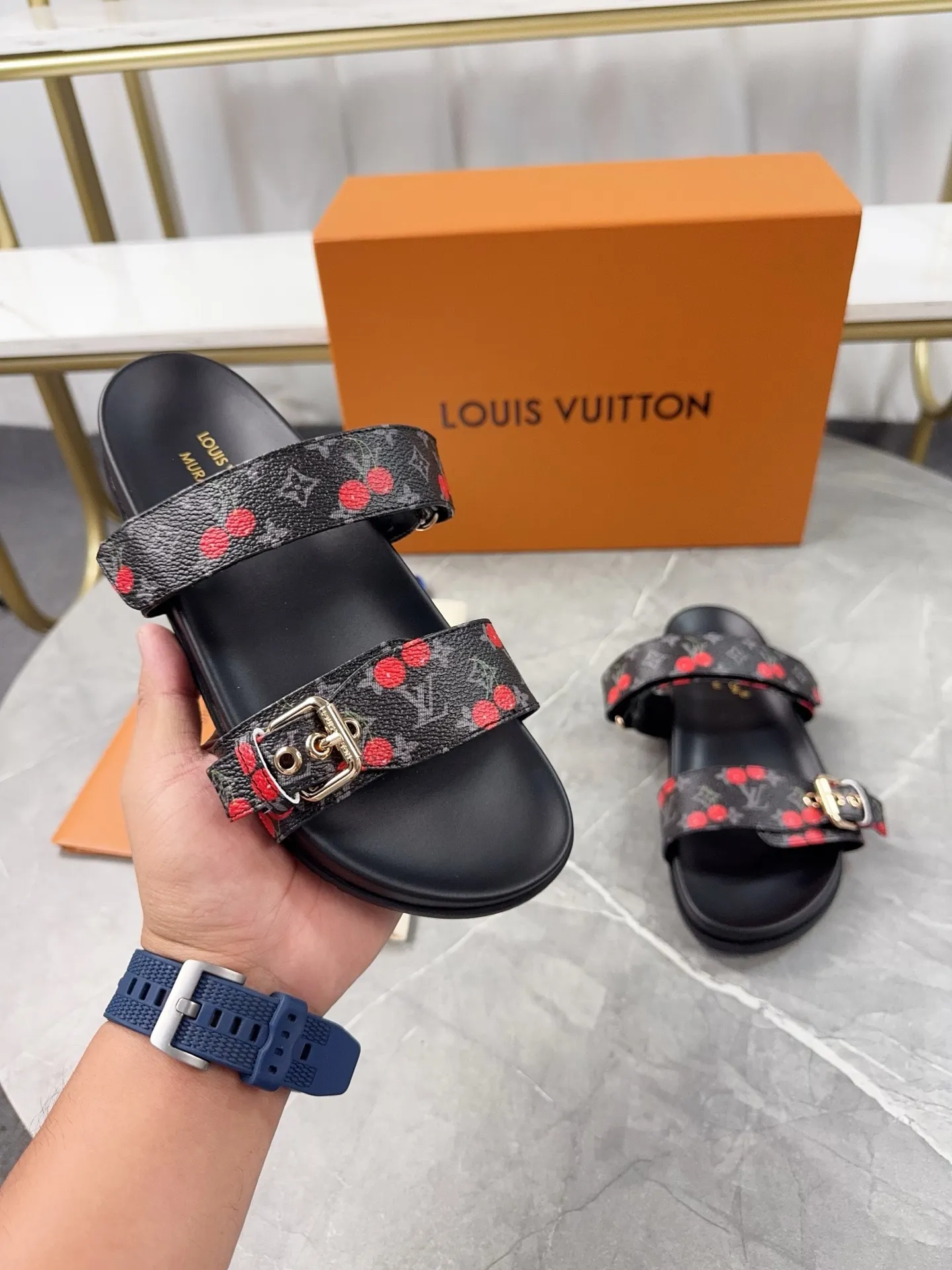 👟👟Ex-factory price 400👟👟 LV2025 spring and summer new slippers🌟The belt buckle is adjustable and elastic design, full of beach style, original molded LV metal logo decoration, fashionable and beautiful, super versatile🤳🏻Cow leather upper/custom imported jacquard fabric/original old flower leather material, water-dyed sheepskin lining (water platform + rubber sole) three-layer combination outsole 🔶Size: Female 35-43 Male: 38-46